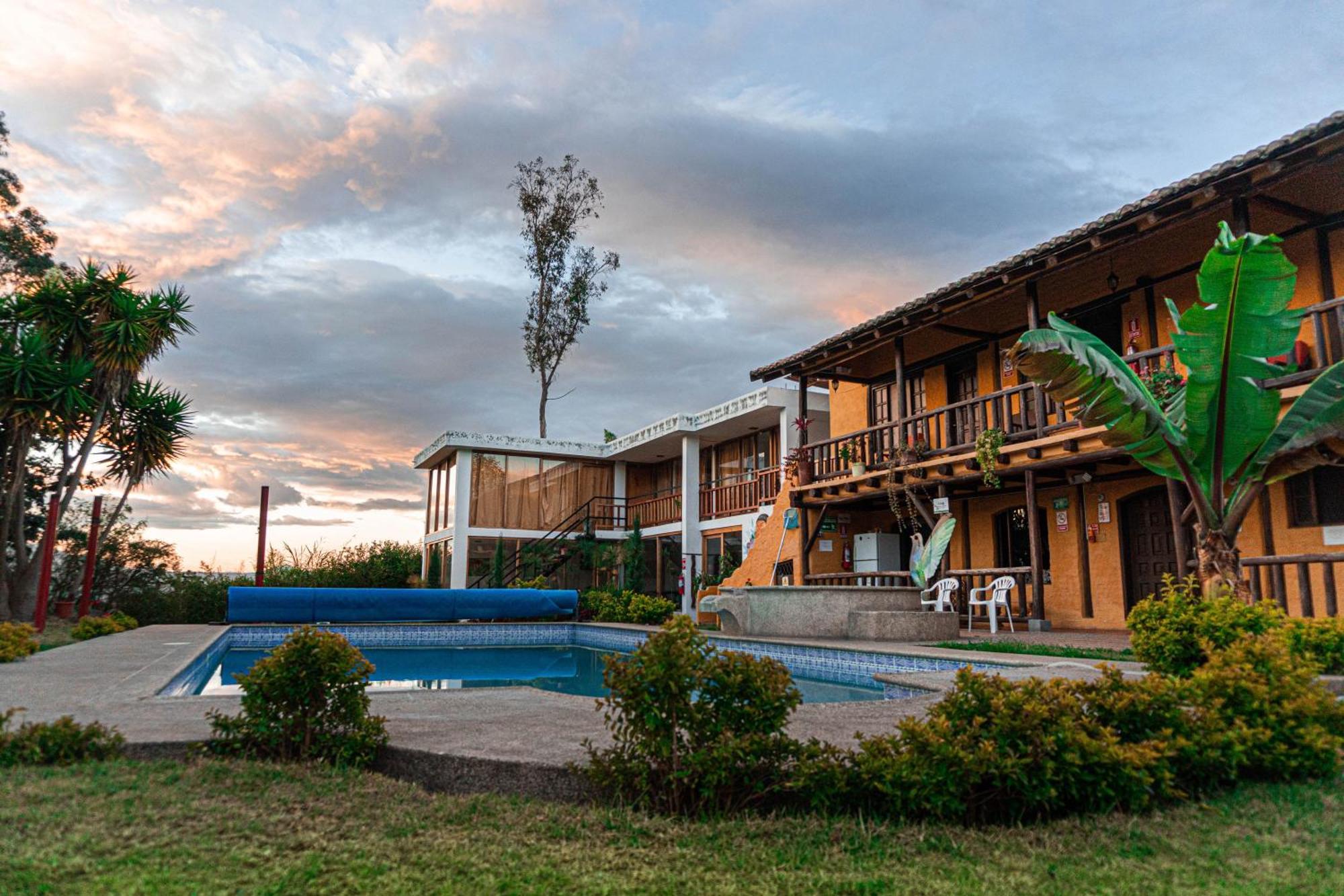 Hosteria Colibri Aeropuerto Hostel Tababela Exterior photo